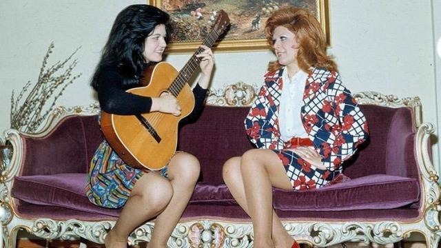 Sanat dünyasının sevilen isimlerinden Gülden Karaböcek, ablası Neşe Karaböcek'in İşte Benim Masalım adlı kitabında yer verdiği ihanet suçlamalarına ilk kez yanıt verdi. Kanal D ekranlarında yayınlanan Neler Oluyor Hayatta programına konuk olan Gülden Karaböcek, kamuoyunda büyük yankı uyandıran bu açıklamalara dair suskunluğunu bozdu.