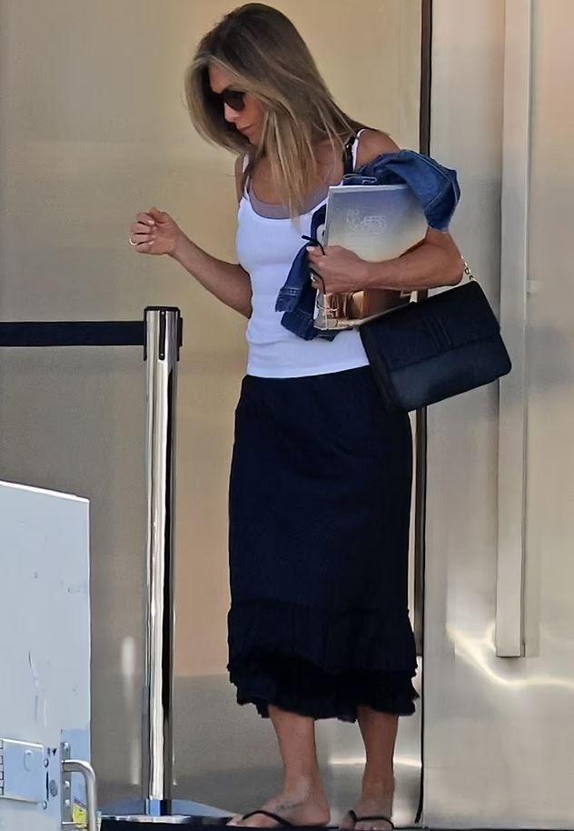 Hollywood'un En Tanınan Yıldızlarından Jennifer Aniston, Sade Terlik Trendine Farklı Bir Yön getiriyor