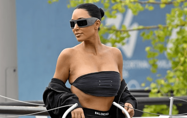 Kim ve Khloe Kardashian Şehri Adım Adım Geziyor